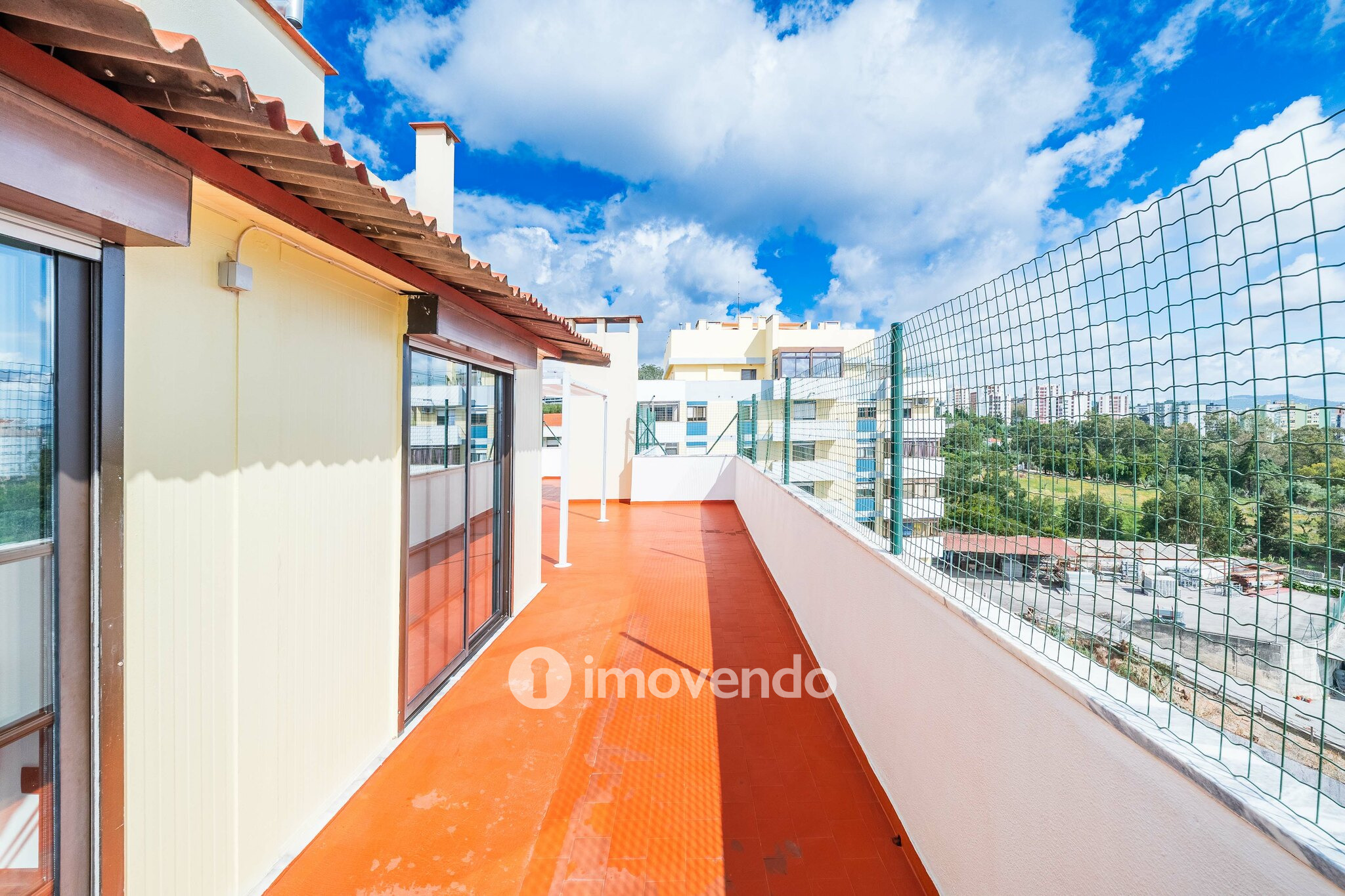 Apartamento T2 com terraço enorme, na Póvoa de Santo Adrião
