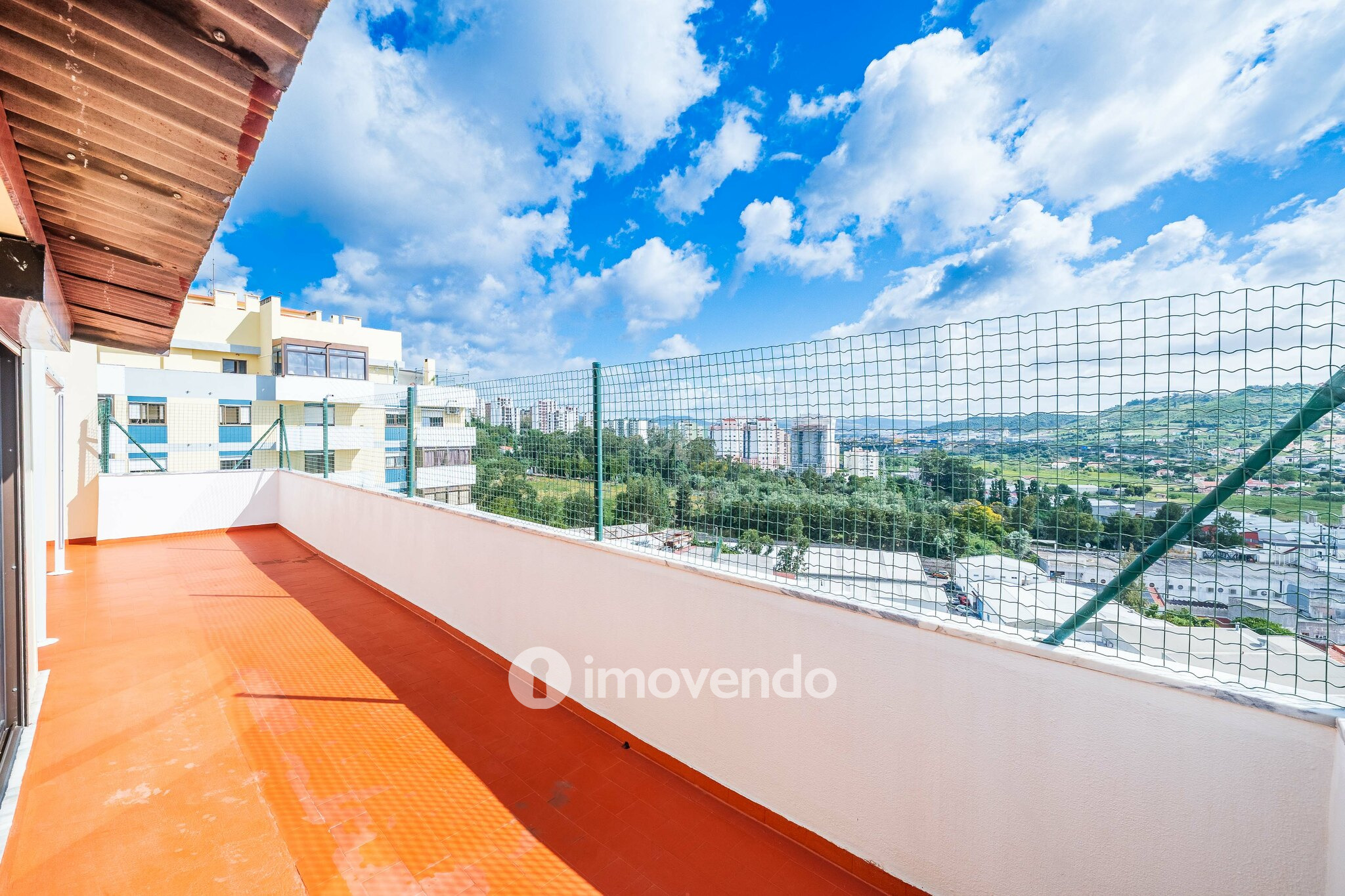 Apartamento T2 com terraço enorme, na Póvoa de Santo Adrião