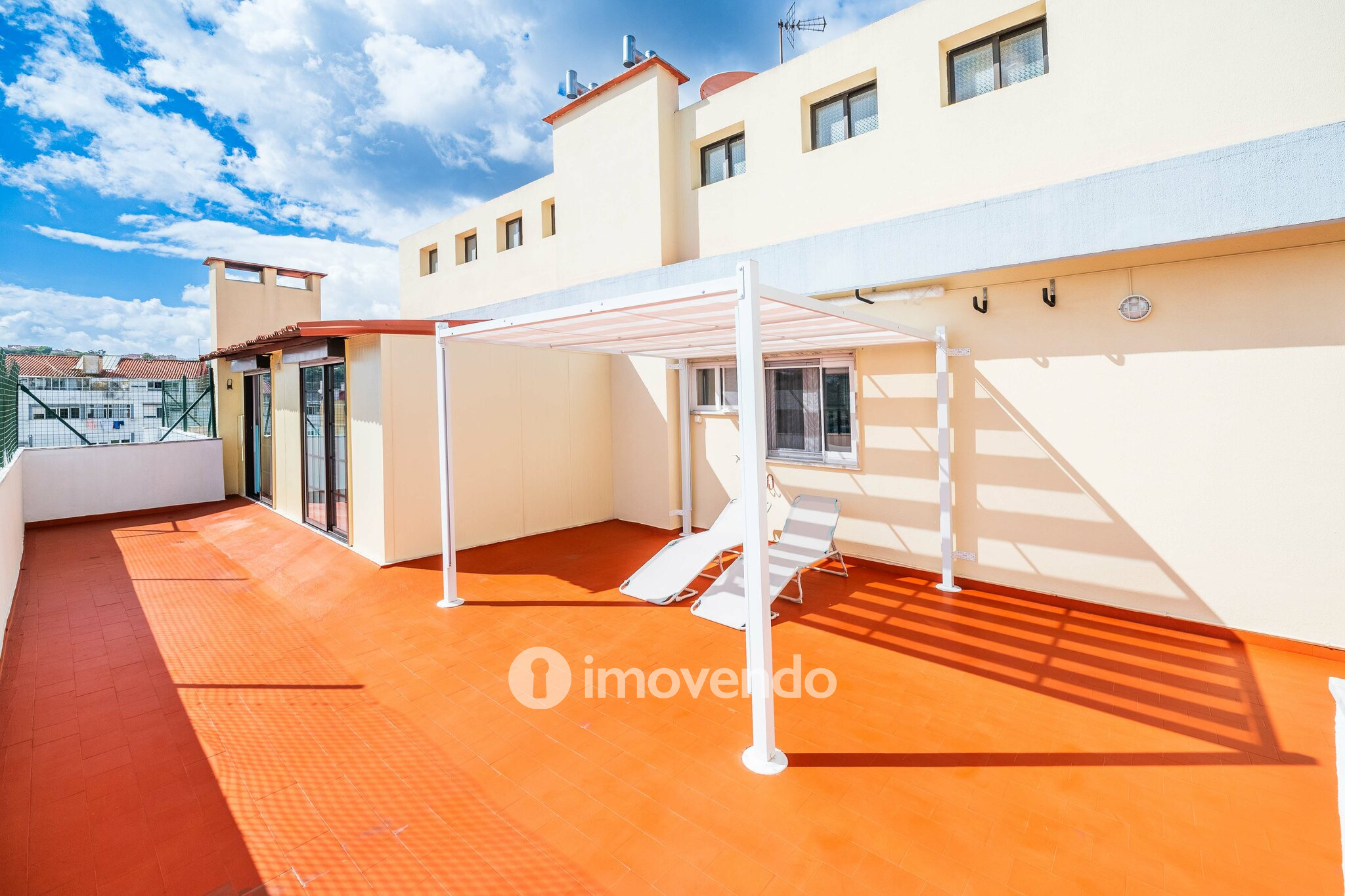 Apartamento T2 com terraço enorme, na Póvoa de Santo Adrião