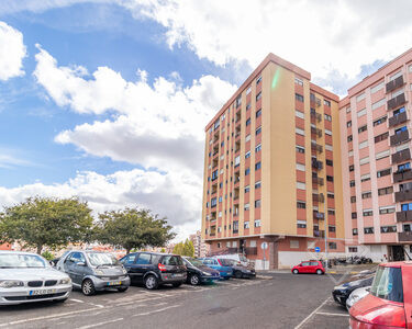 Apartamento T2, com áreas amplas e arrecadação, em São Marcos