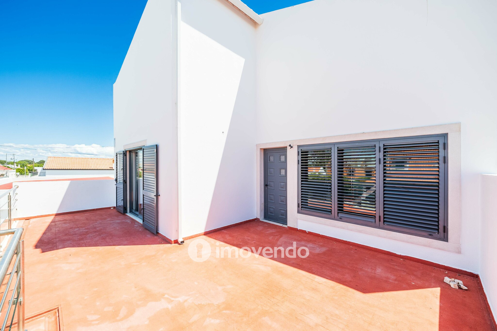 Moradia T3+1 de design moderno, com jardim, na Quinta do Anjo