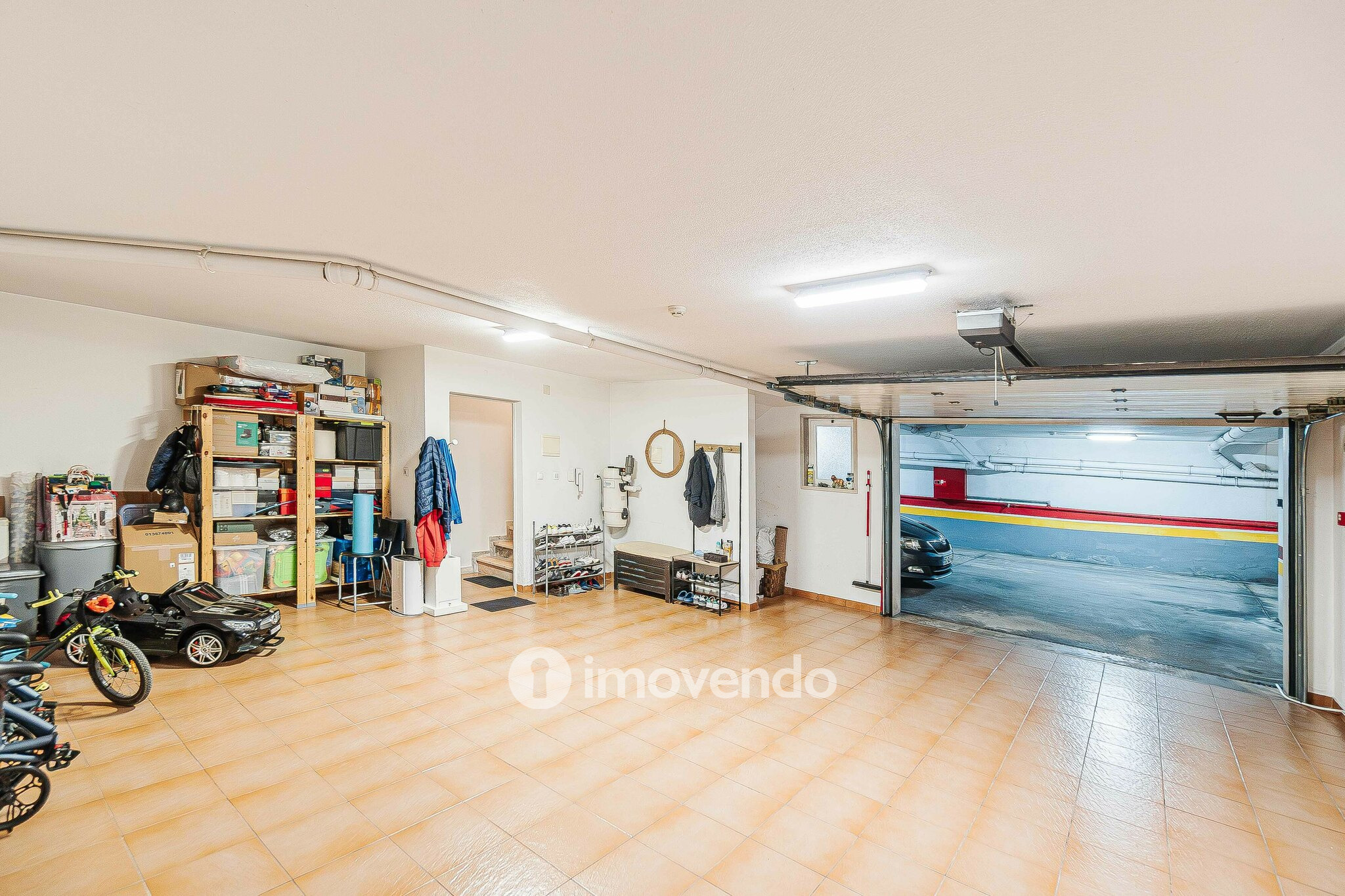 Moradia T3 com garagem, num condomínio com piscina, em Bucelas