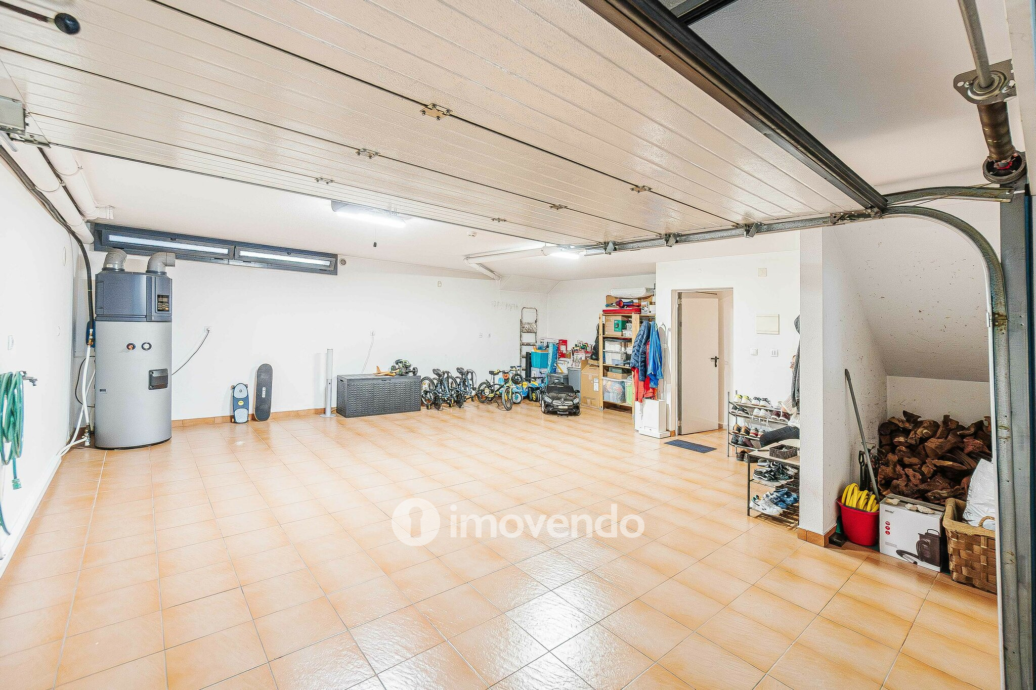 Moradia T3 com garagem, num condomínio com piscina, em Bucelas