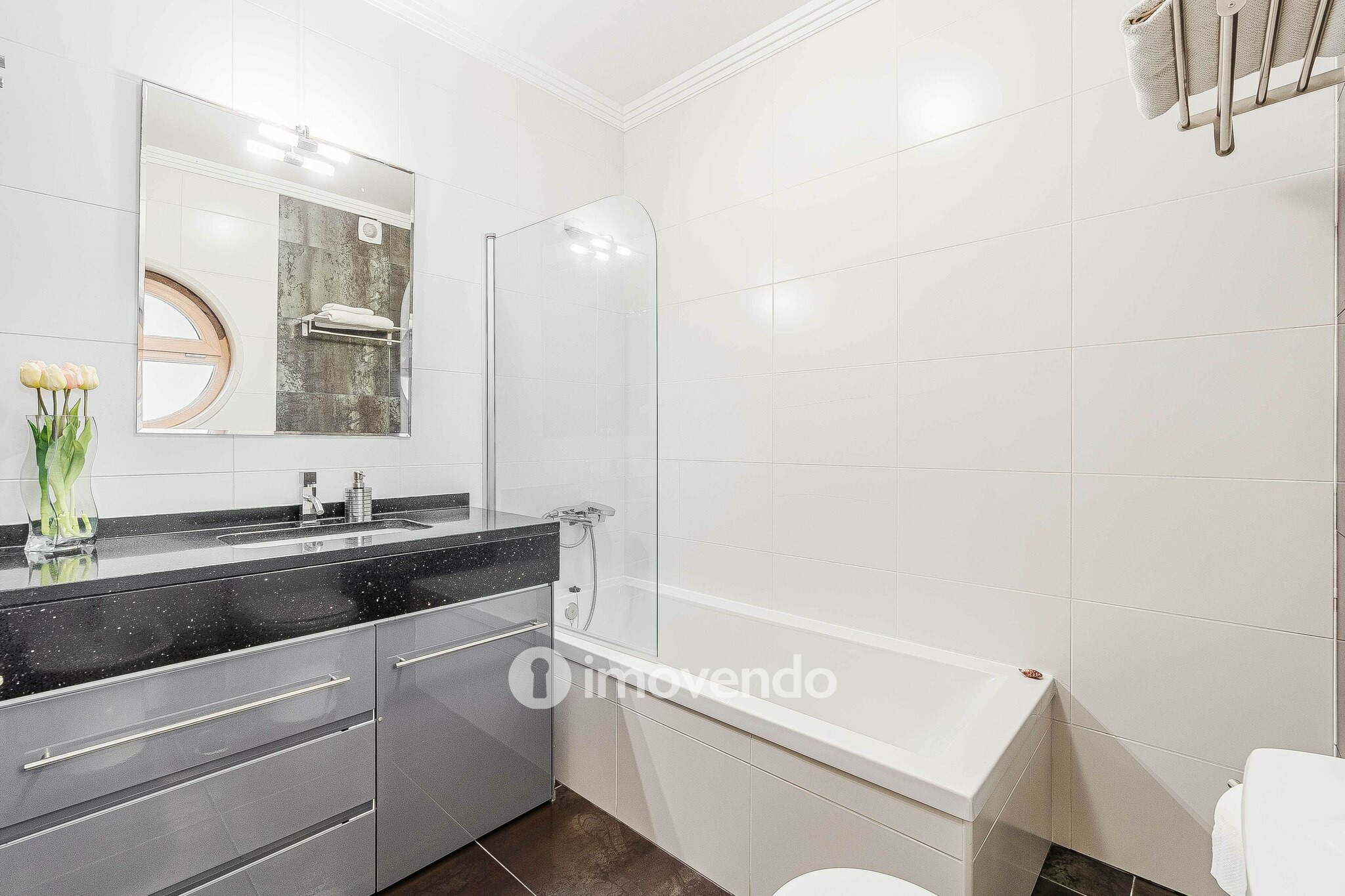 Moradia T3 com garagem, num condomínio com piscina, em Bucelas