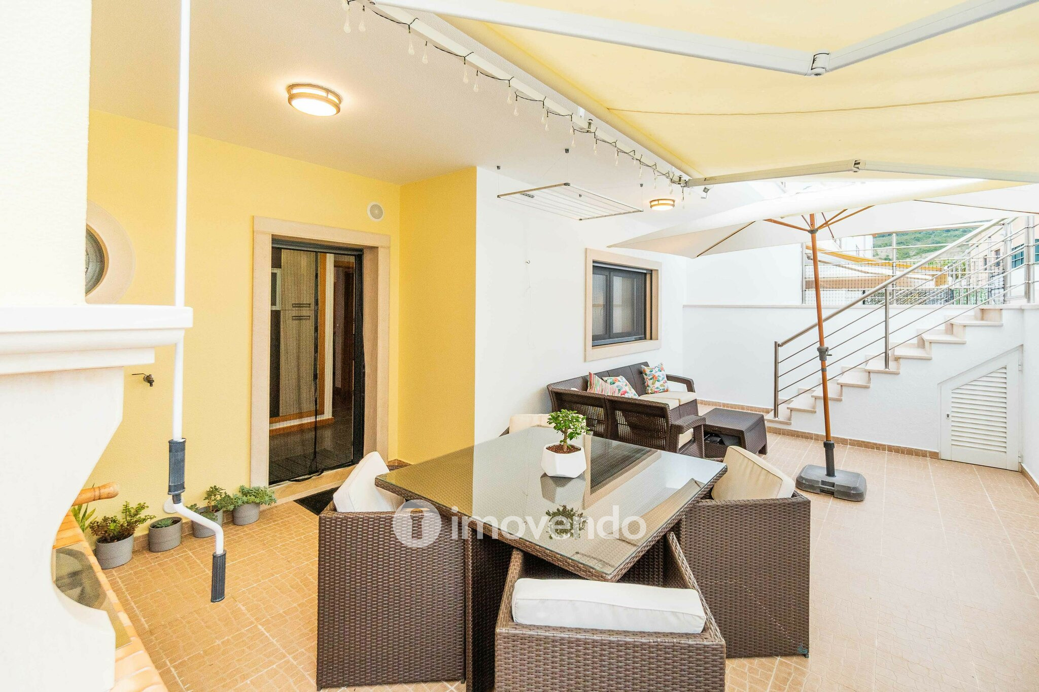 Moradia T3 com garagem, num condomínio com piscina, em Bucelas