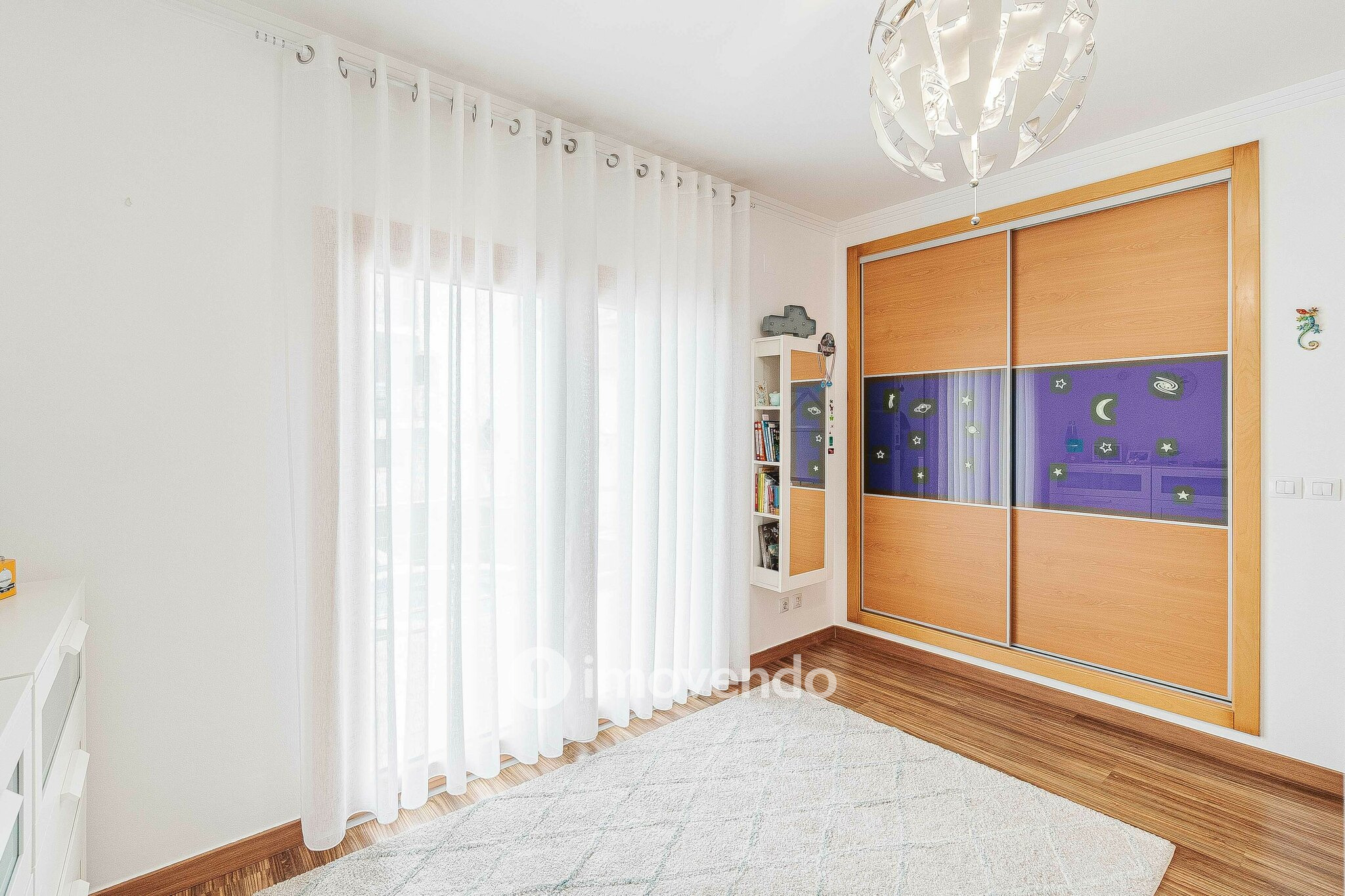 Moradia T3 com garagem, num condomínio com piscina, em Bucelas