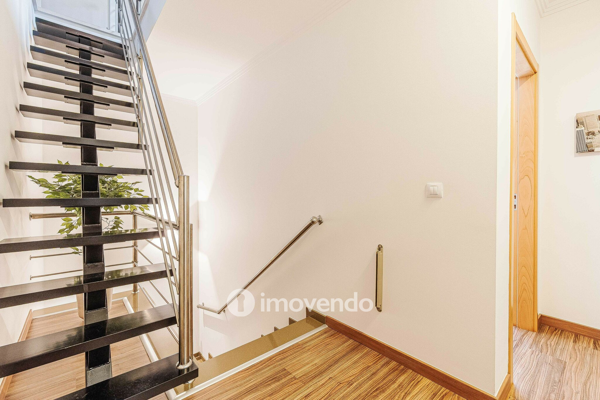 Moradia T3 com garagem, num condomínio com piscina, em Bucelas