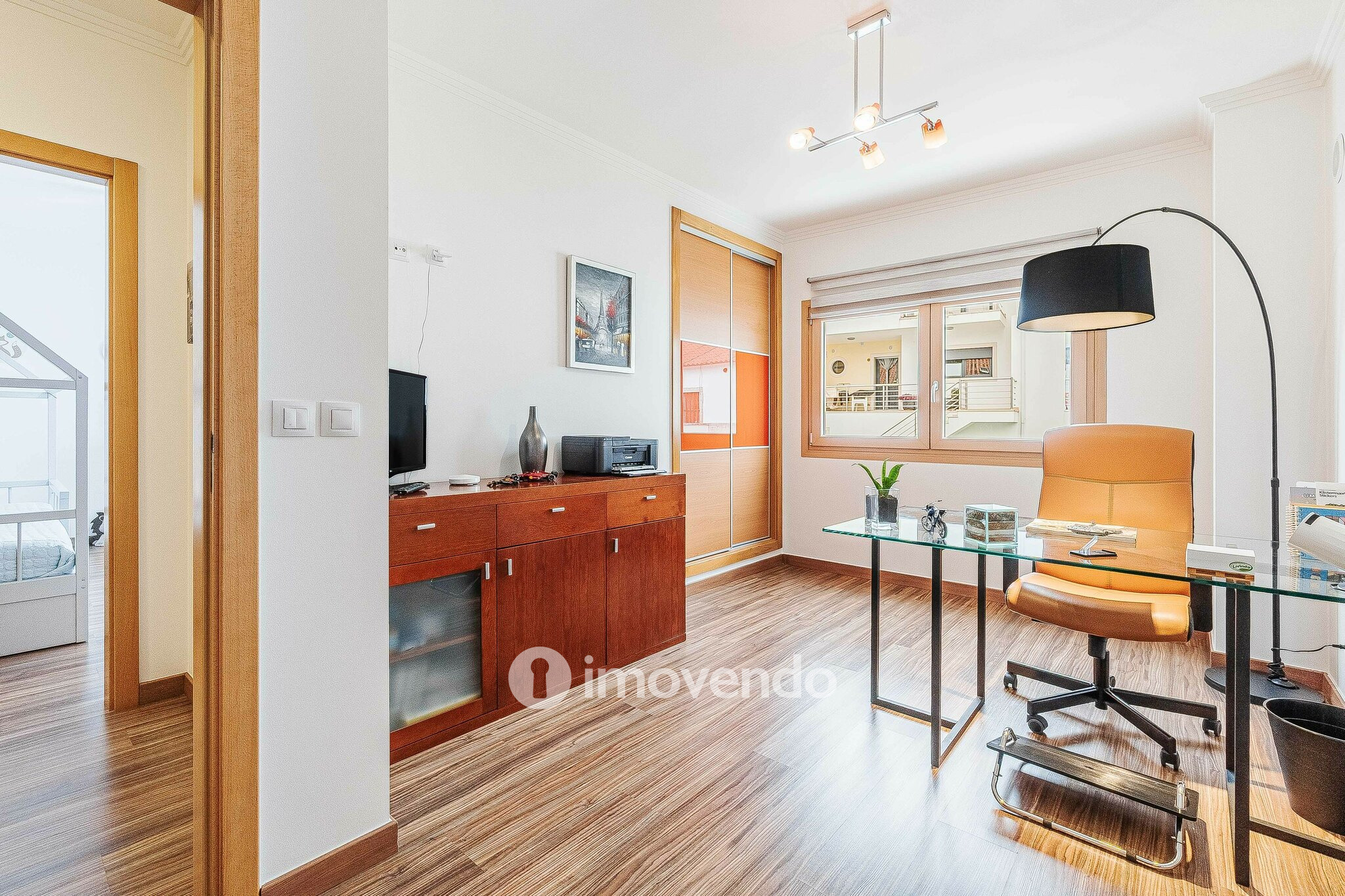 Moradia T3 com garagem, num condomínio com piscina, em Bucelas