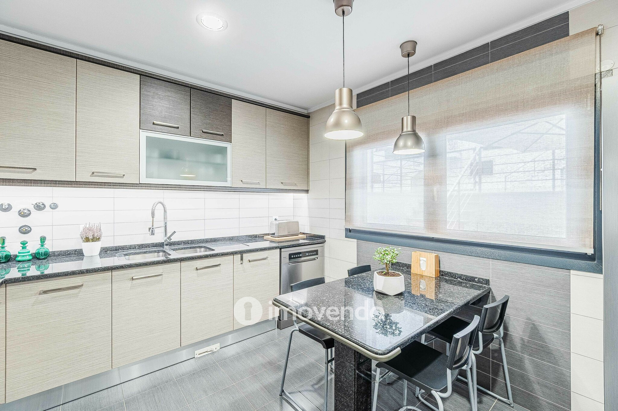 Moradia T3 com garagem, num condomínio com piscina, em Bucelas