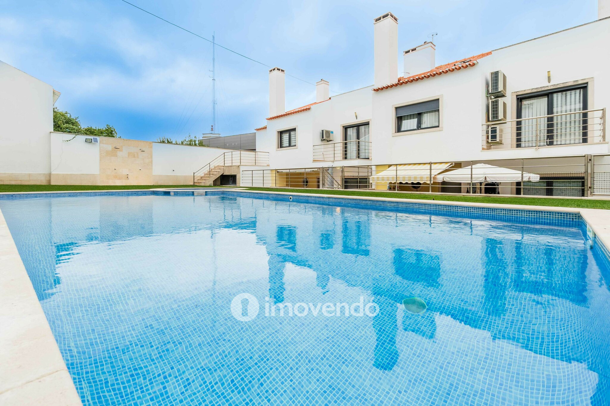 Moradia T3 com garagem, num condomínio com piscina, em Bucelas