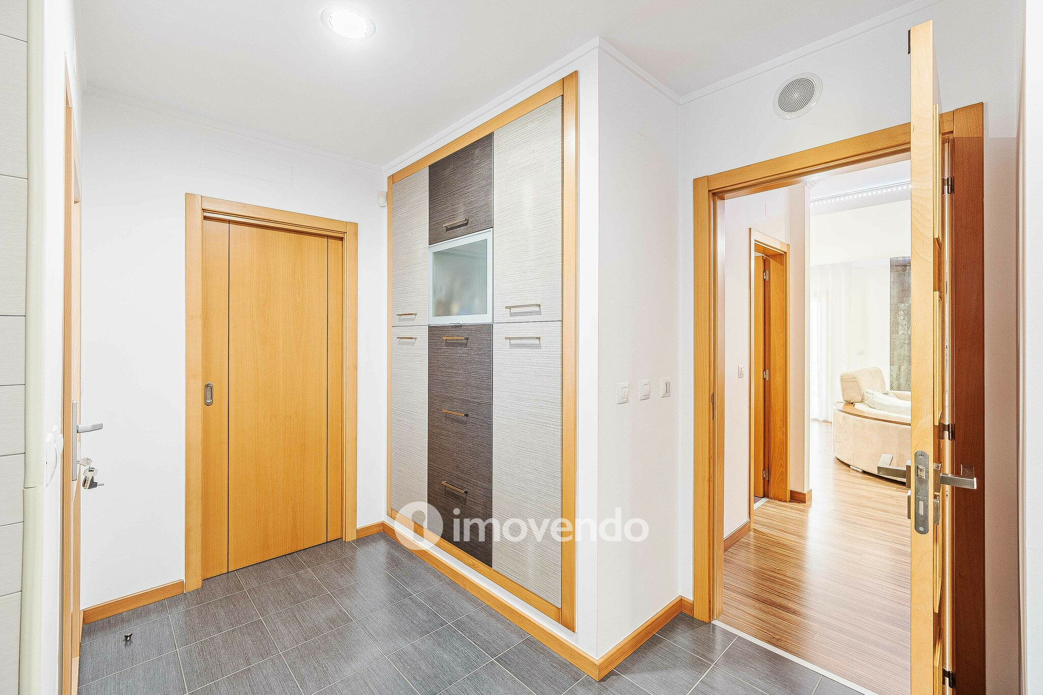 Moradia T3 com garagem, num condomínio com piscina, em Bucelas