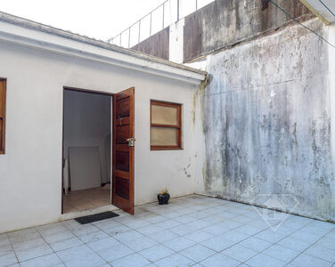 Apartamento T1+1 com pátio e anexo, numa localização ímpar, no Porto
