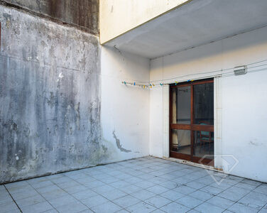 Apartamento T1+1 com pátio e anexo, numa localização ímpar, no Porto