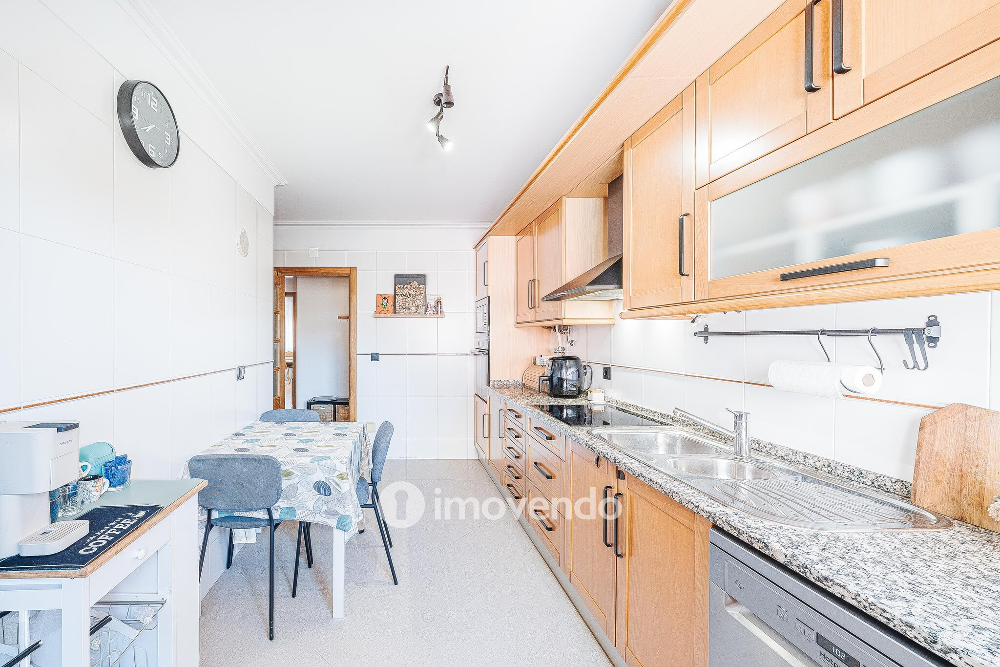 Apartamento T3 com estacionamento e cozinha equipada, em Tercena
