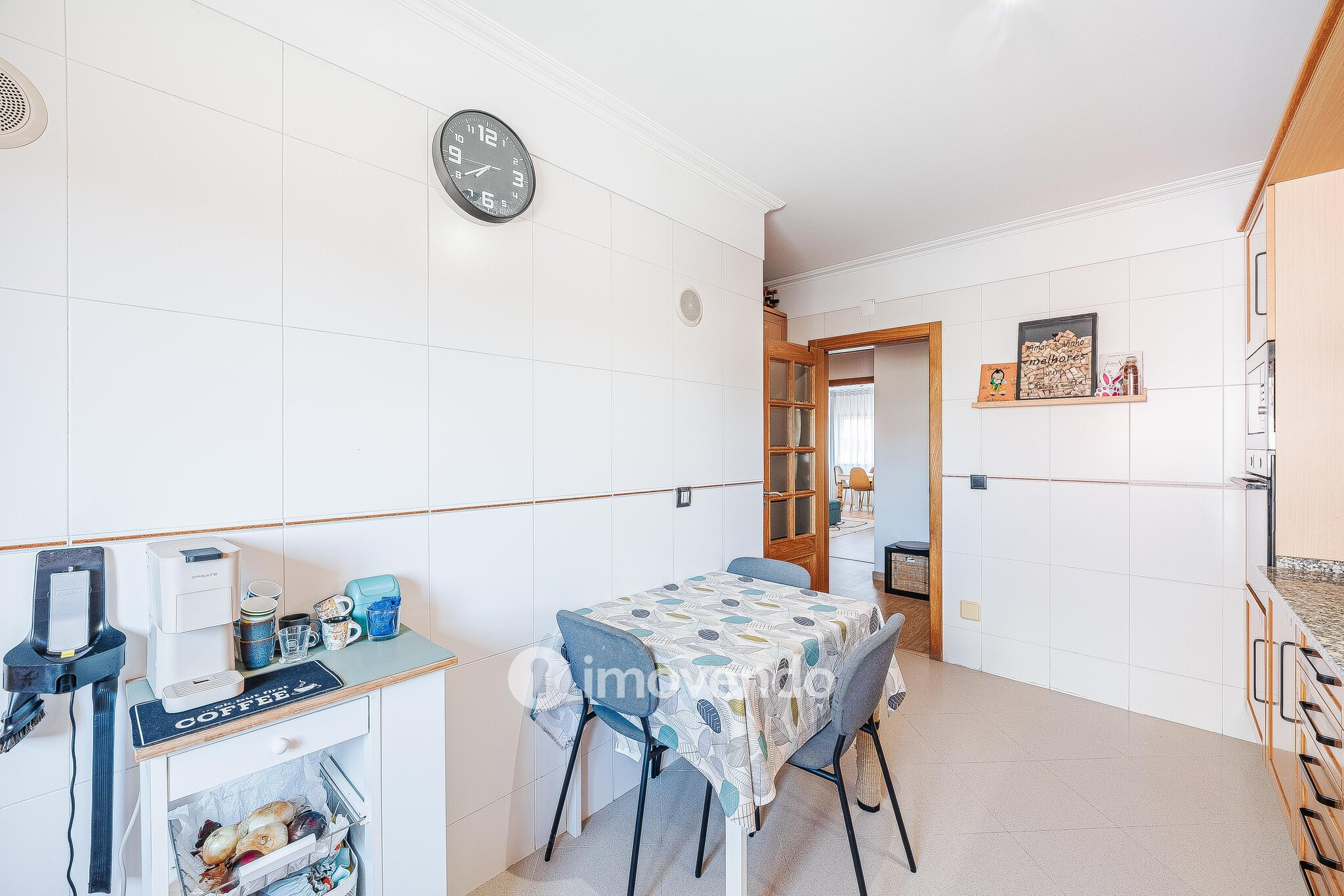 Apartamento T3 com estacionamento e cozinha equipada, em Tercena