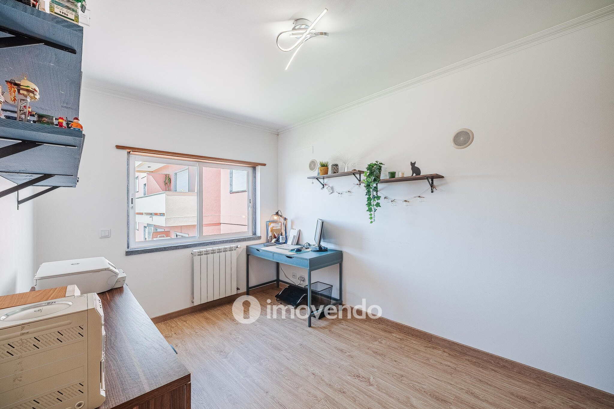 Apartamento T3 com estacionamento e cozinha equipada, em Tercena