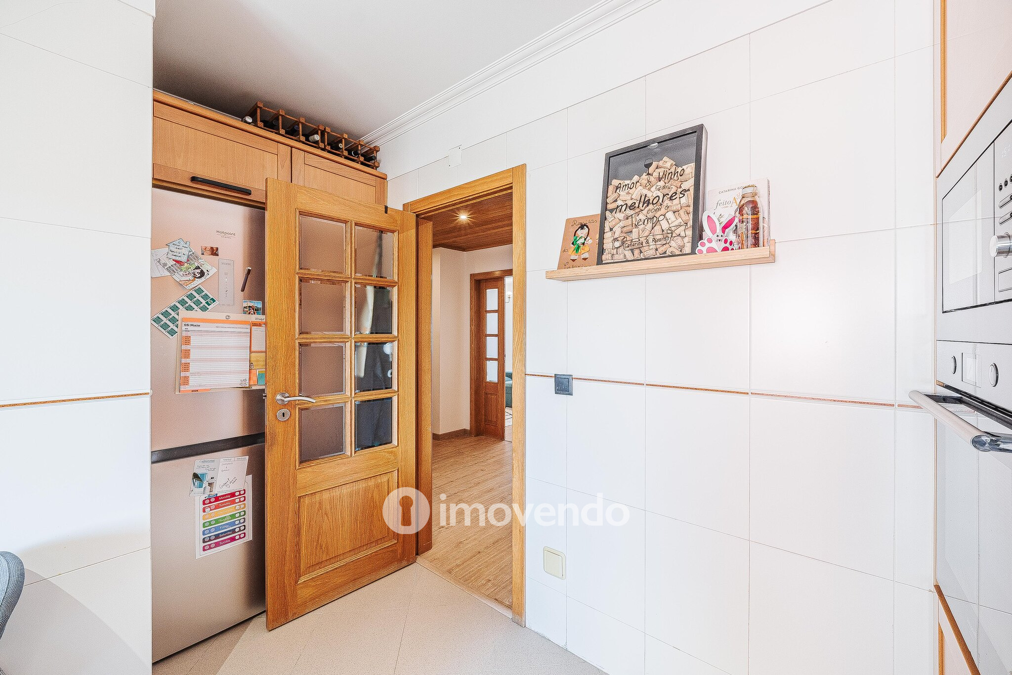 Apartamento T3 com estacionamento e cozinha equipada, em Tercena