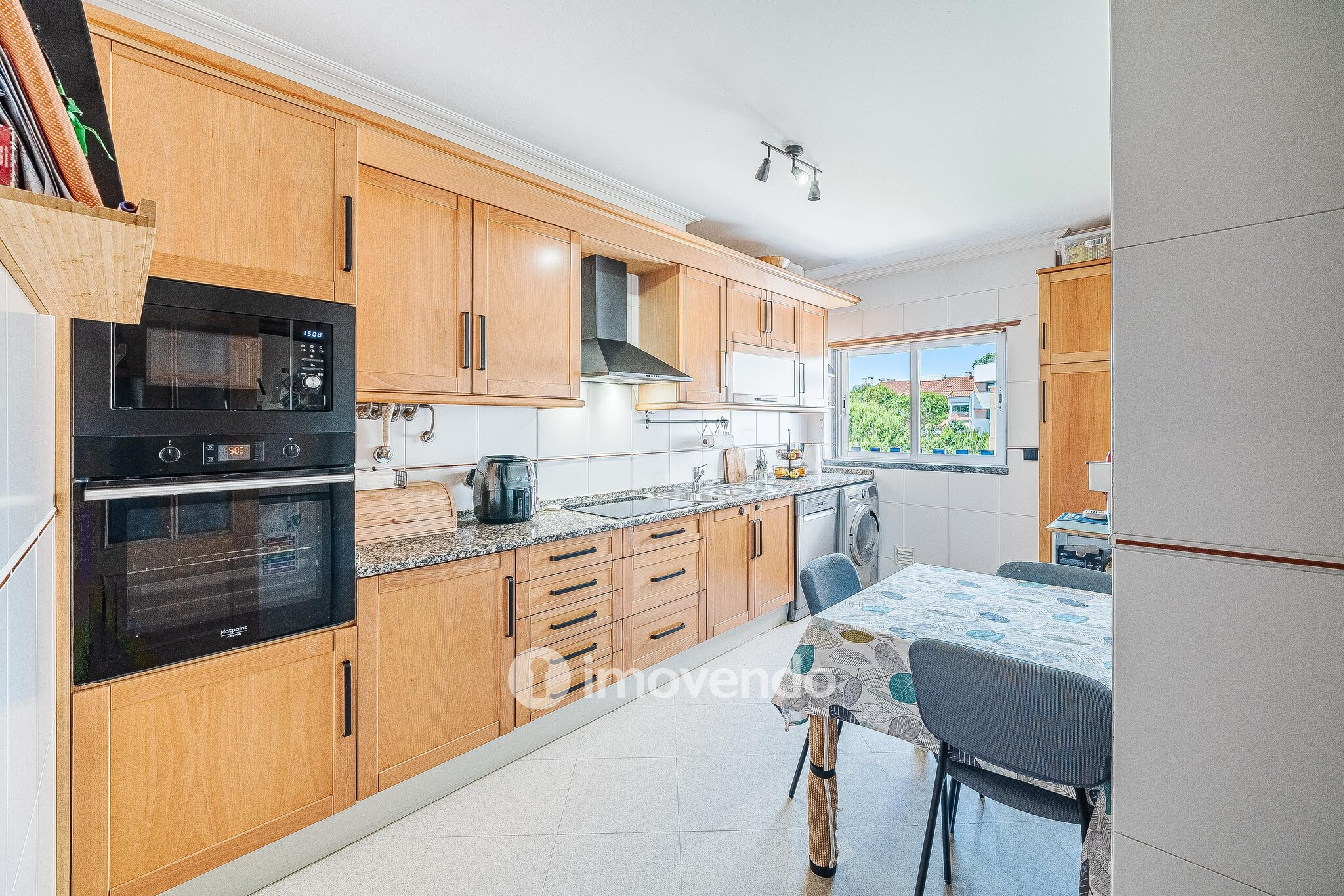 Apartamento T3 com estacionamento e cozinha equipada, em Tercena