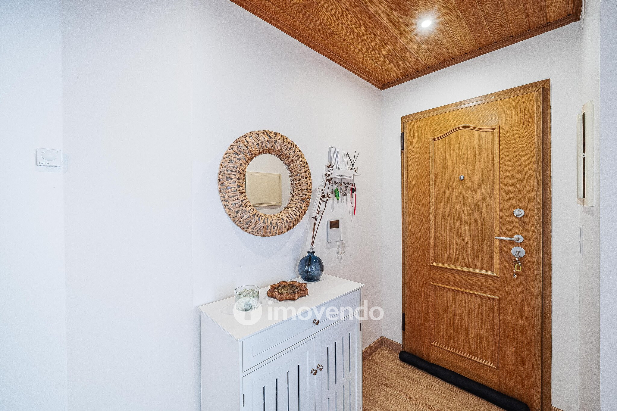 Apartamento T3 com estacionamento e cozinha equipada, em Tercena
