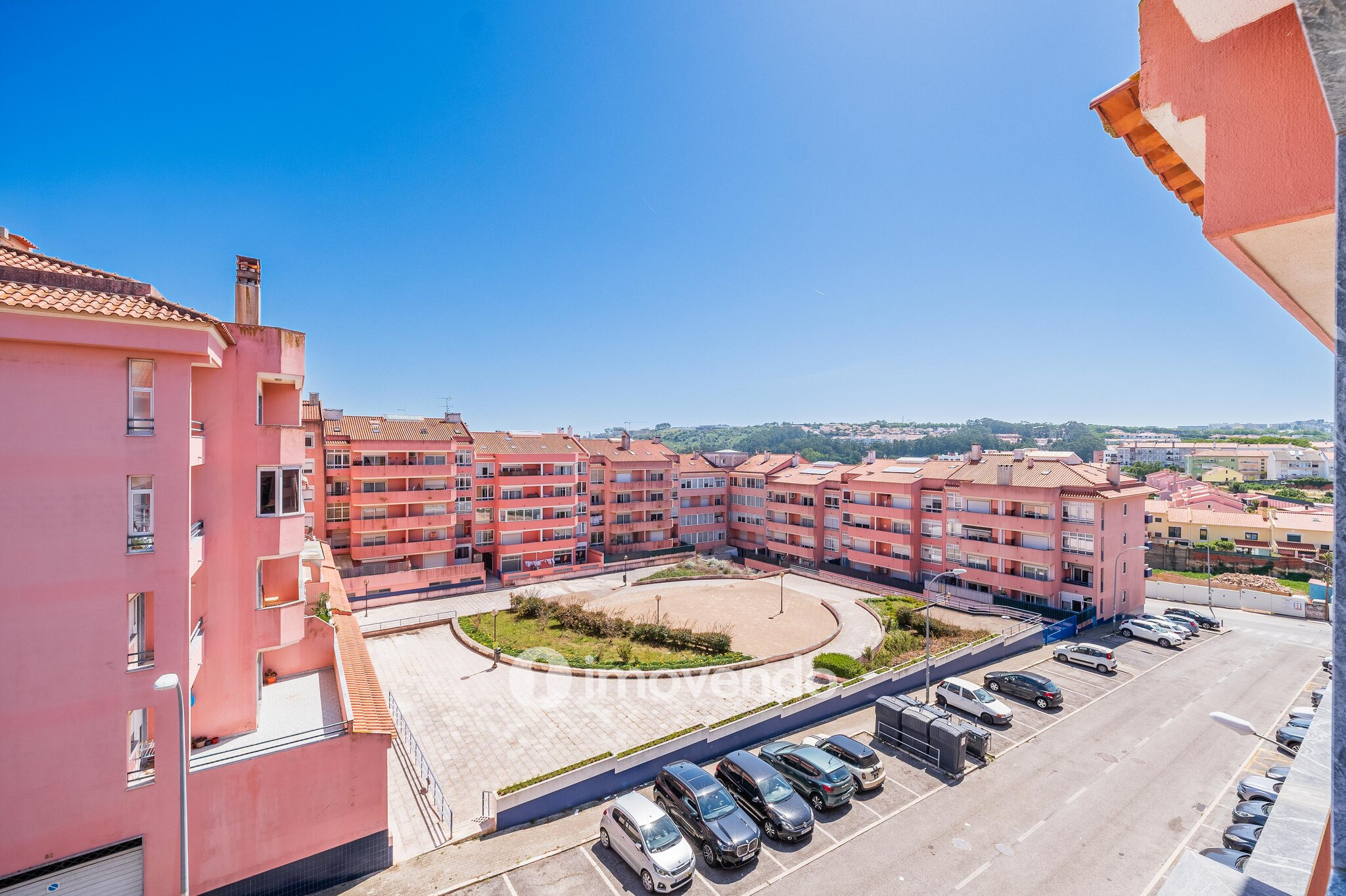 Apartamento T3 com estacionamento e cozinha equipada, em Tercena