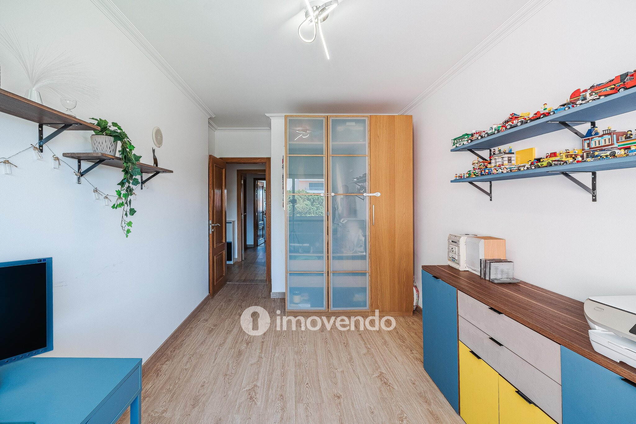 Apartamento T3 com estacionamento e cozinha equipada, em Tercena