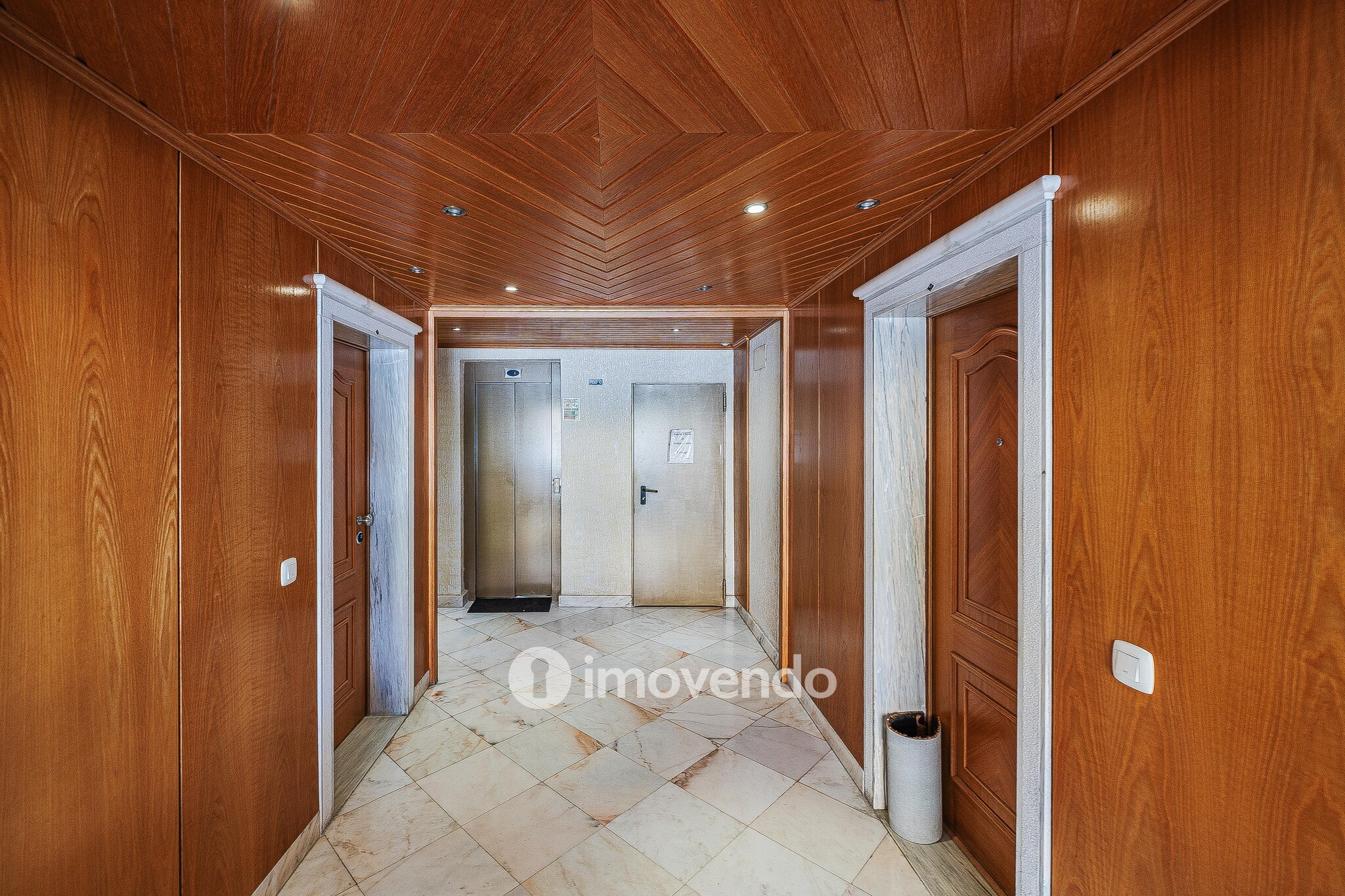 Apartamento T3 com estacionamento e cozinha equipada, em Tercena