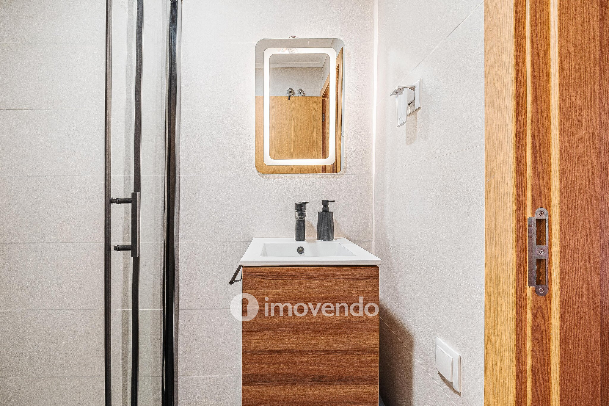 Apartamento T3 com estacionamento e cozinha equipada, em Tercena