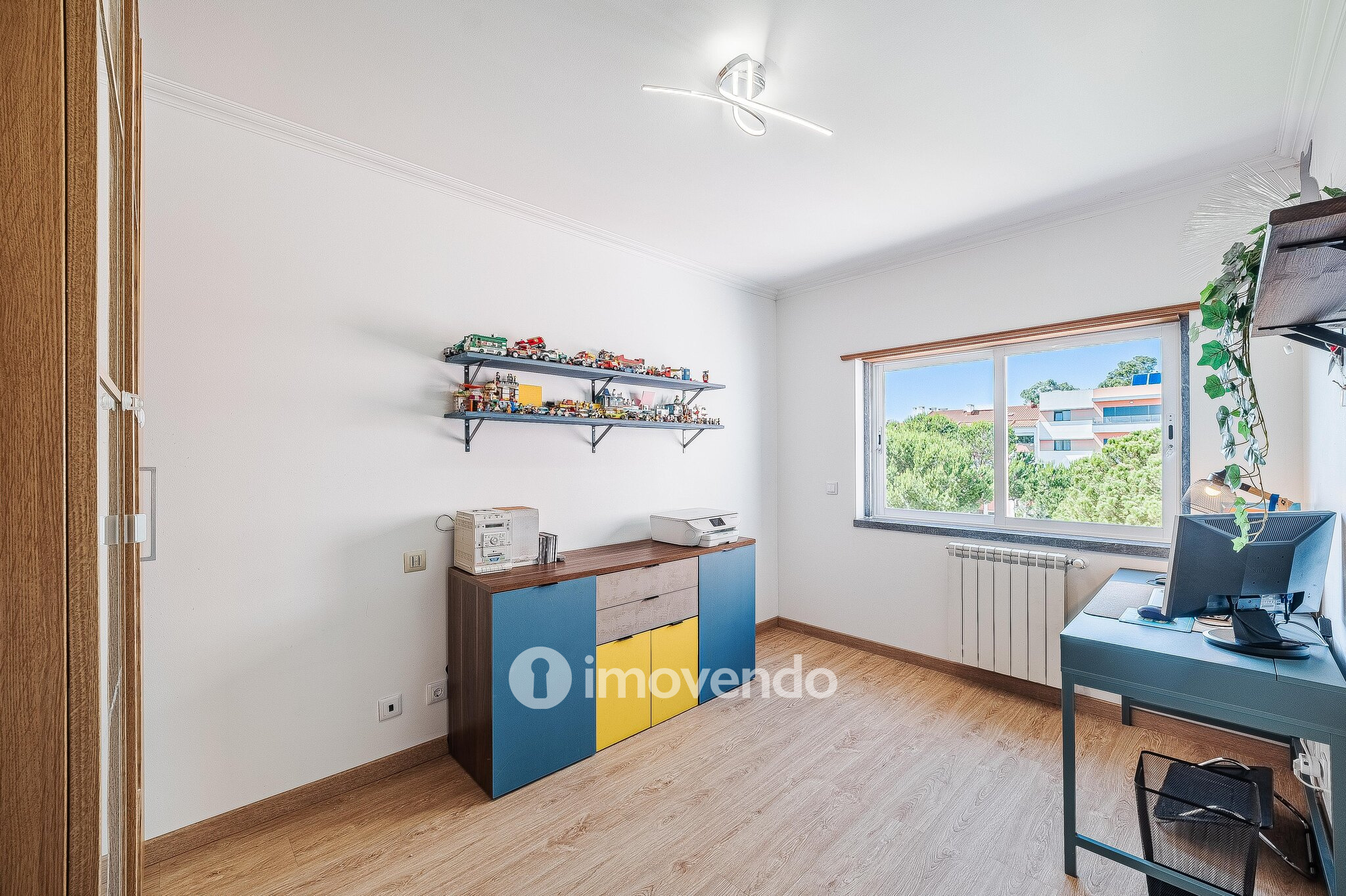 Apartamento T3 com estacionamento e cozinha equipada, em Tercena