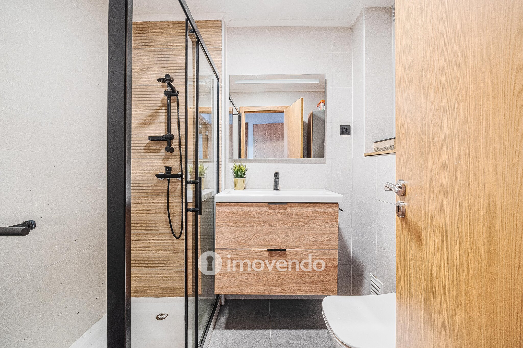 Apartamento T3 com estacionamento e cozinha equipada, em Tercena
