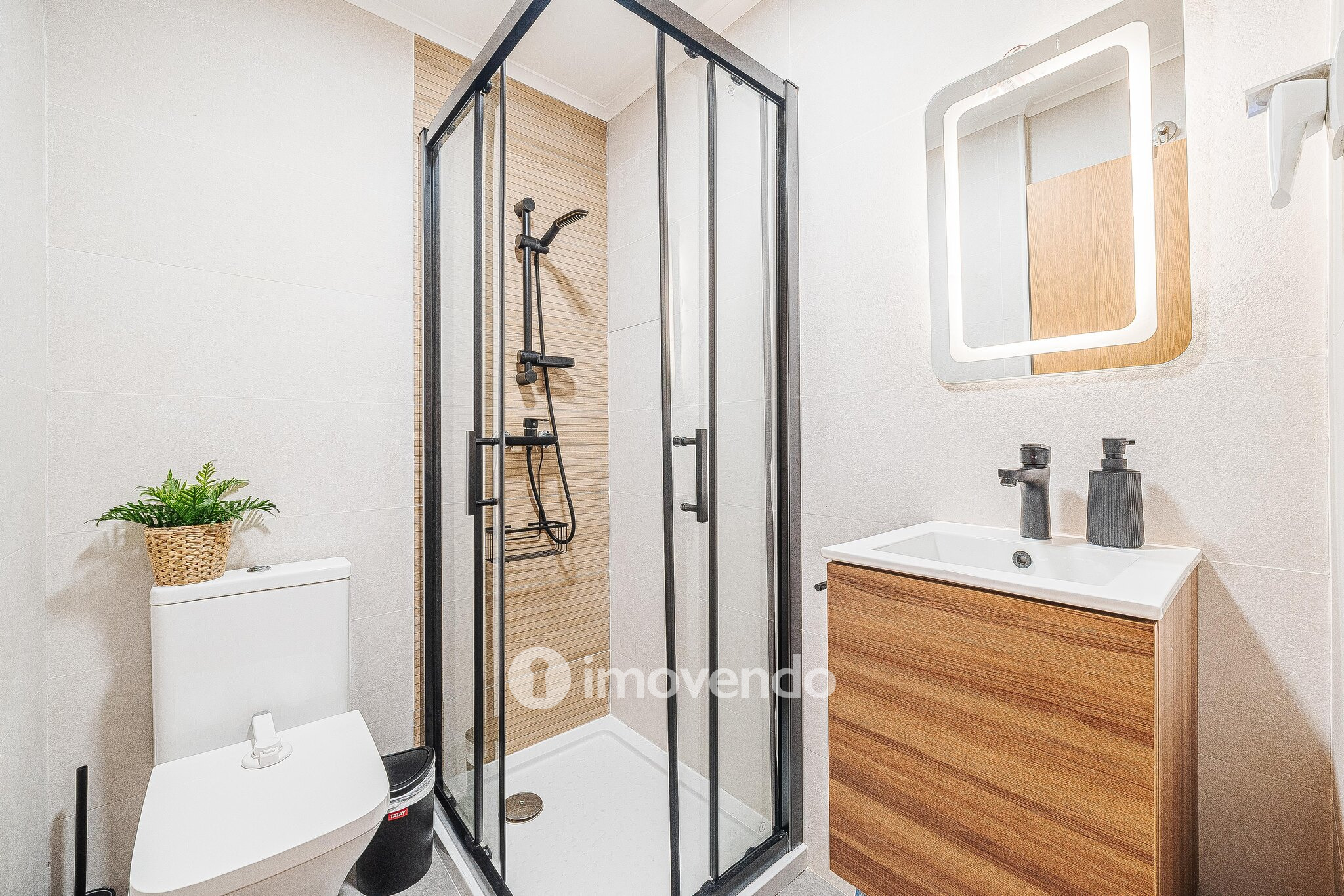 Apartamento T3 com estacionamento e cozinha equipada, em Tercena