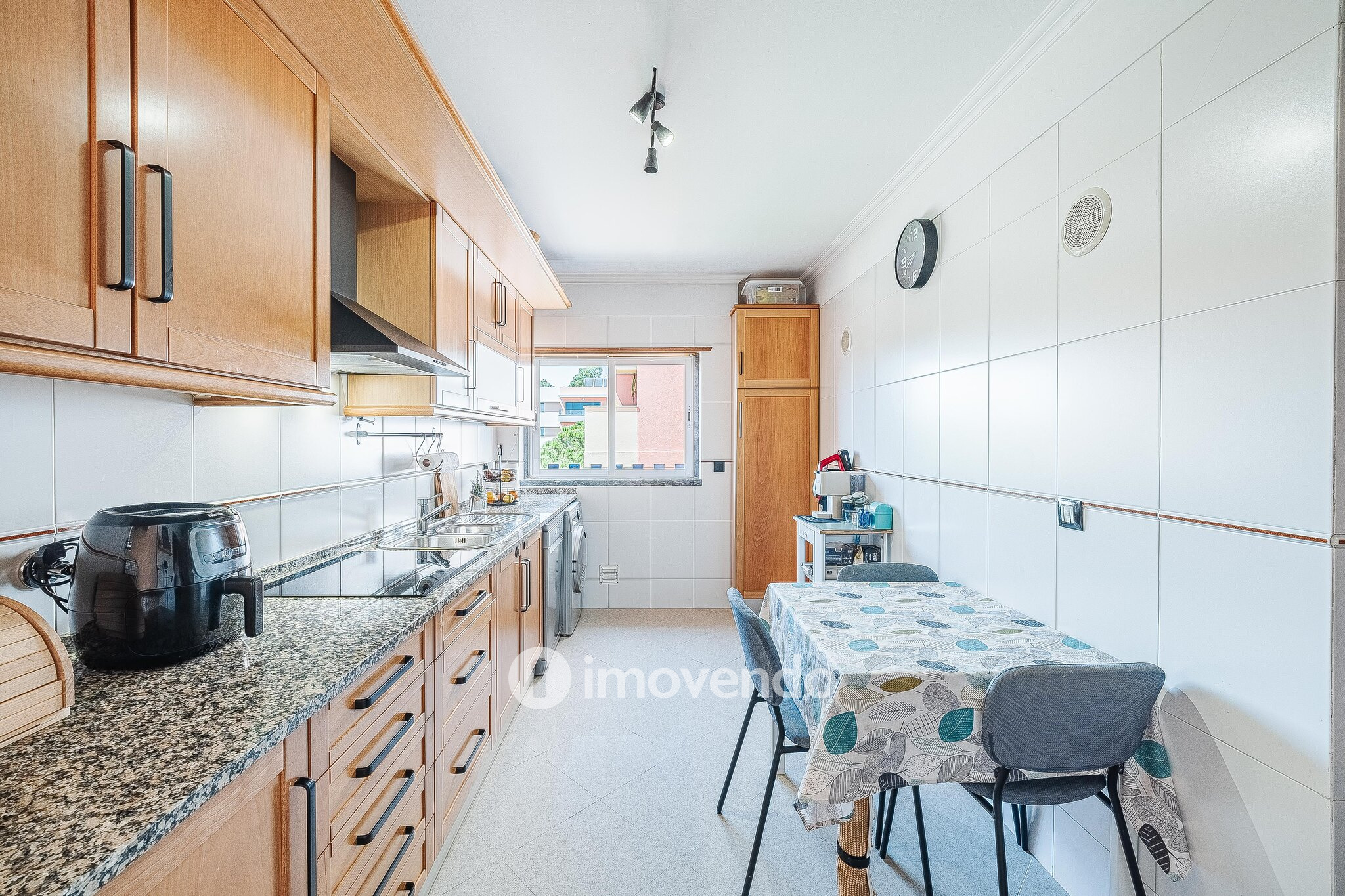 Apartamento T3 com estacionamento e cozinha equipada, em Tercena