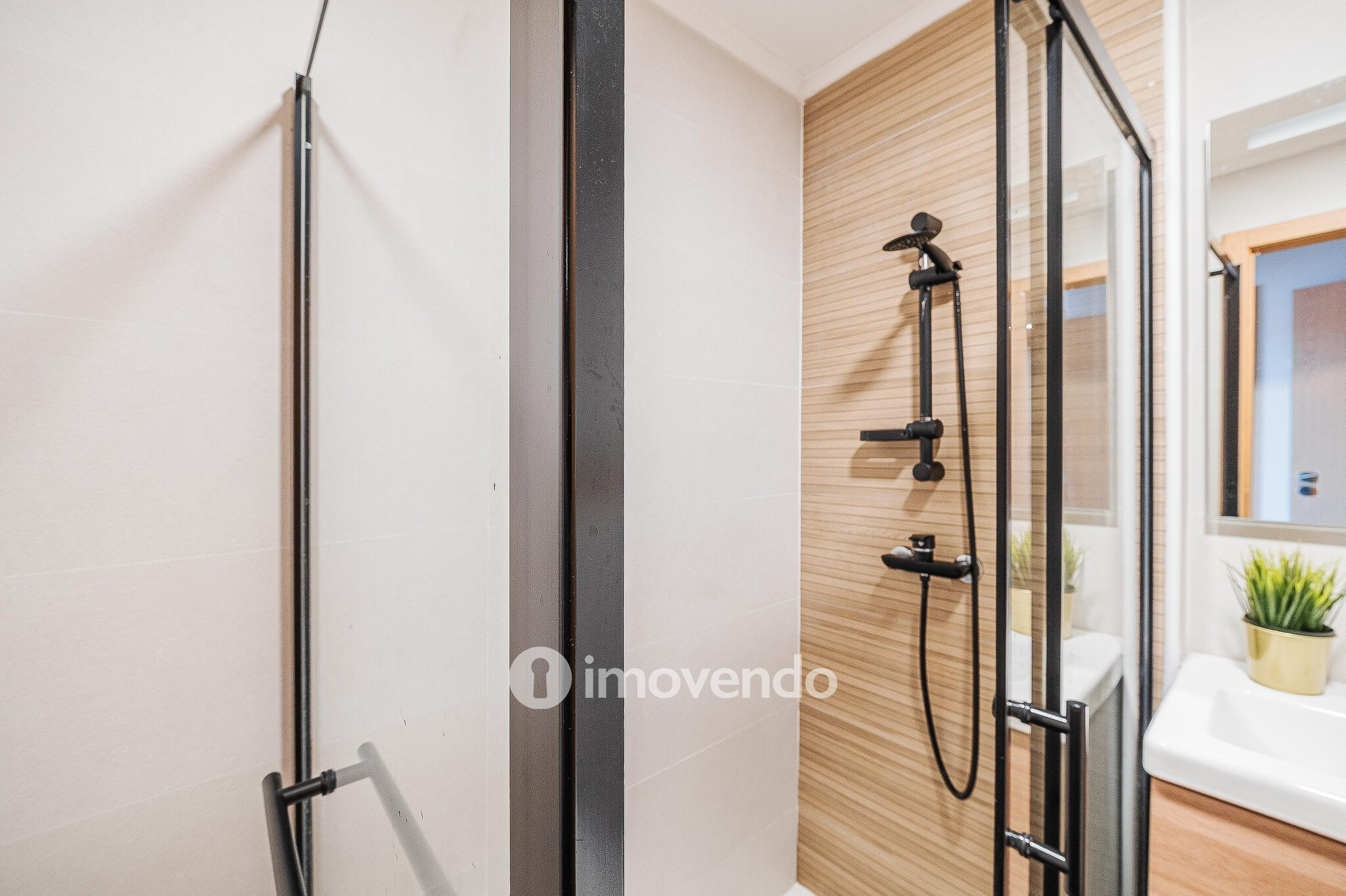 Apartamento T3 com estacionamento e cozinha equipada, em Tercena