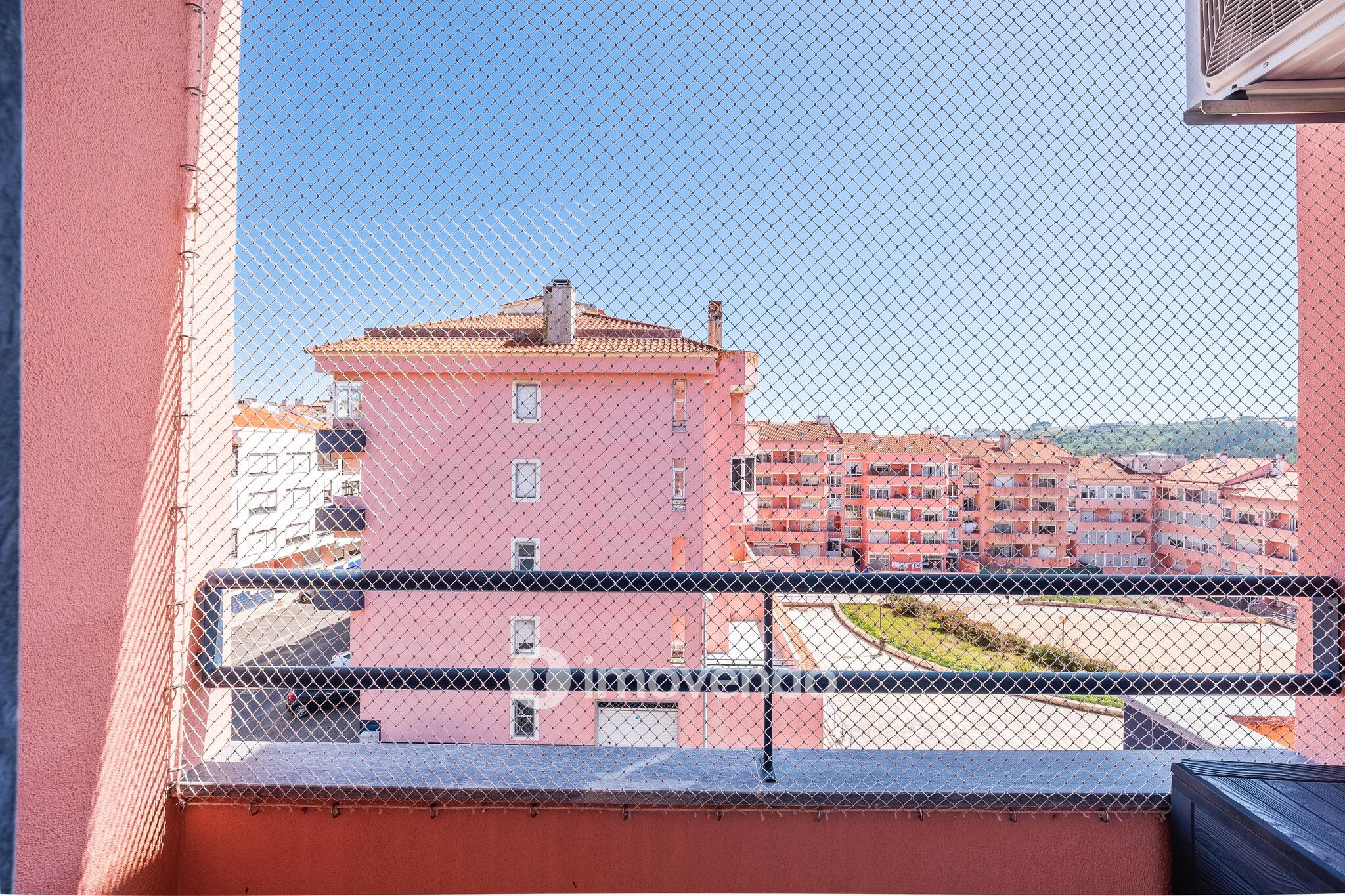 Apartamento T3 com estacionamento e cozinha equipada, em Tercena