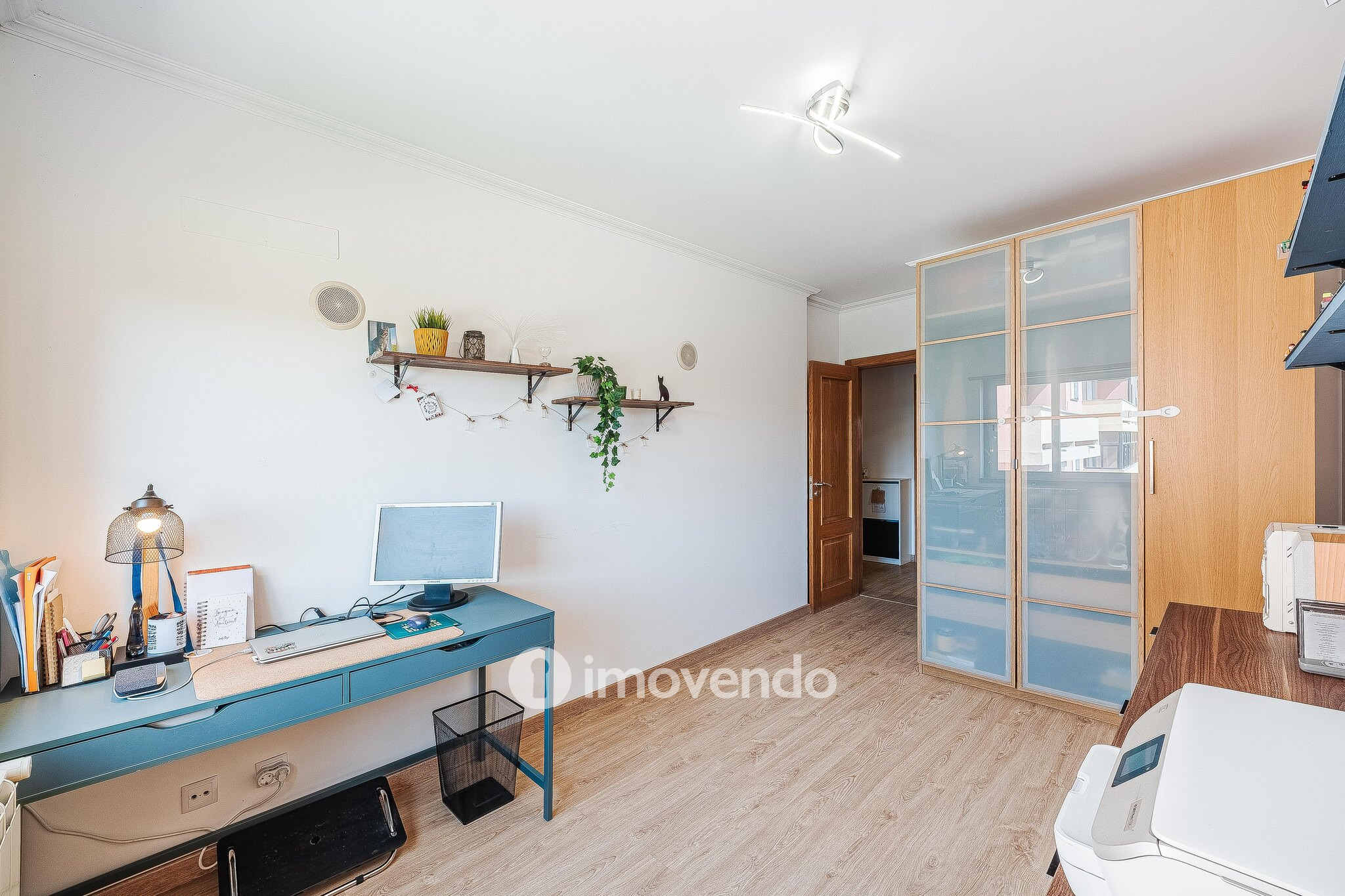 Apartamento T3 com estacionamento e cozinha equipada, em Tercena