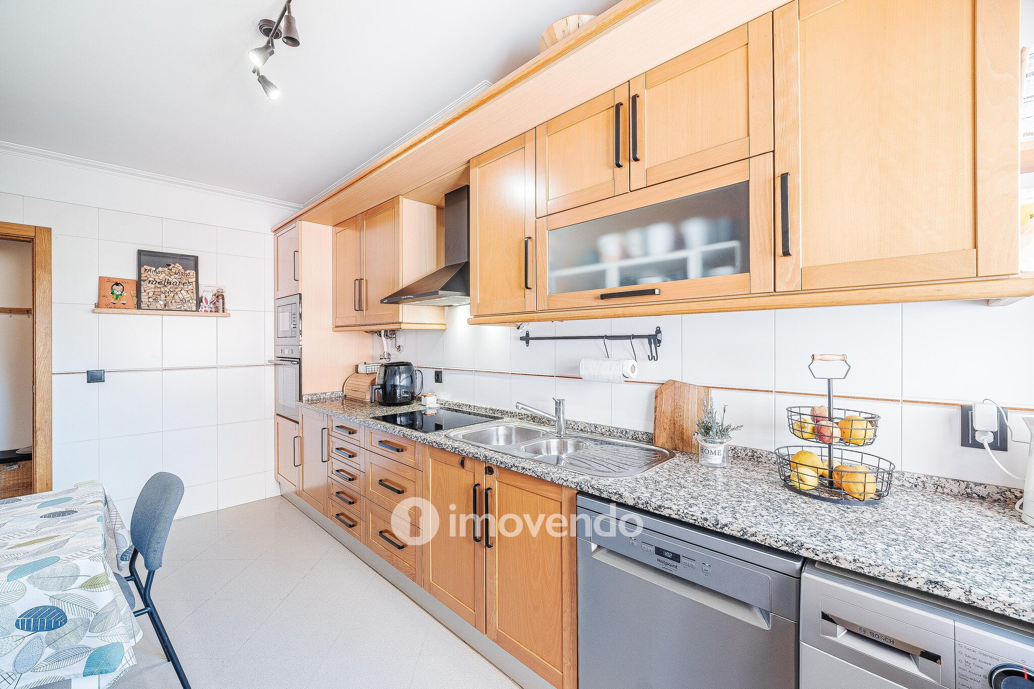 Apartamento T3 com estacionamento e cozinha equipada, em Tercena