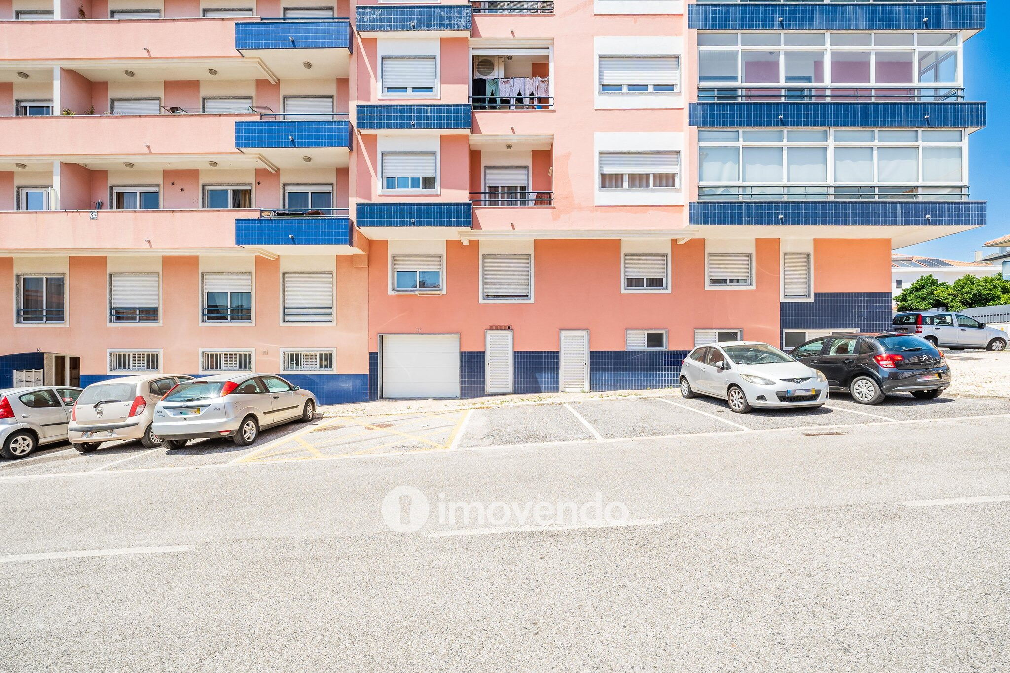 Apartamento T3 com estacionamento e cozinha equipada, em Tercena