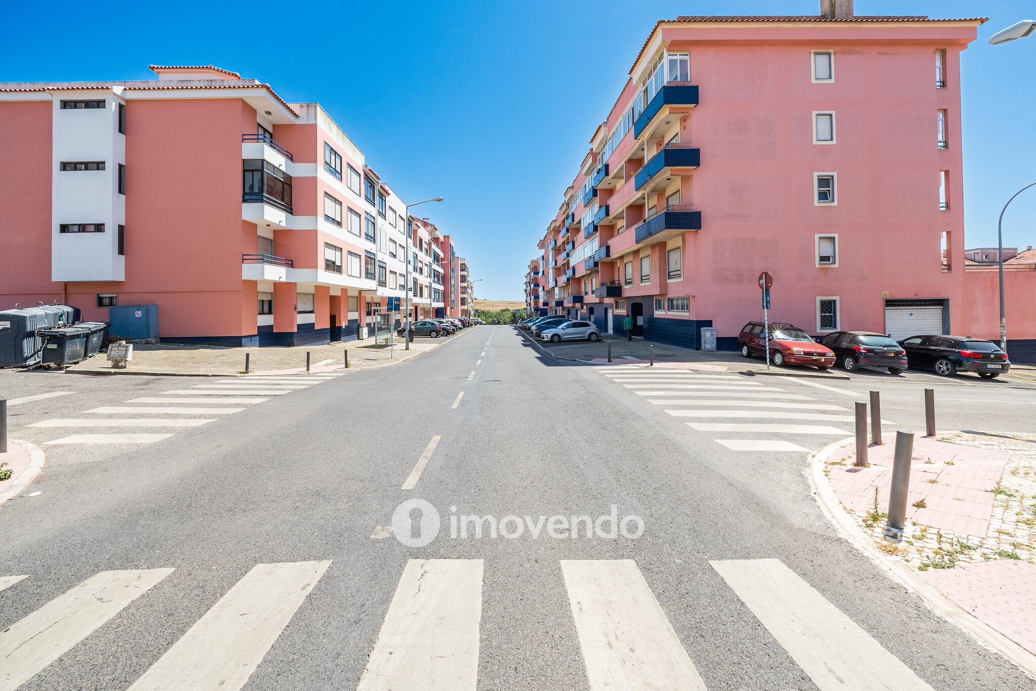 Apartamento T3 com estacionamento e cozinha equipada, em Tercena