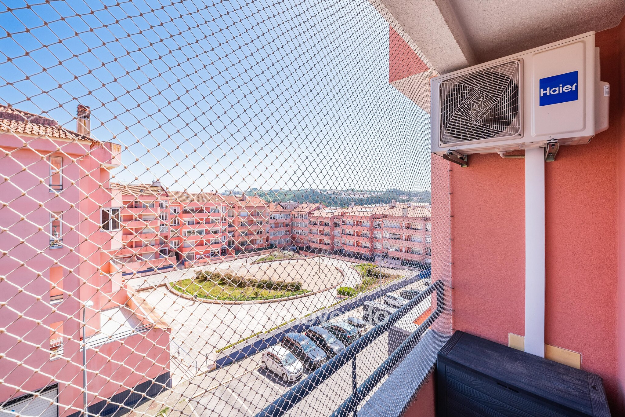 Apartamento T3 com estacionamento e cozinha equipada, em Tercena