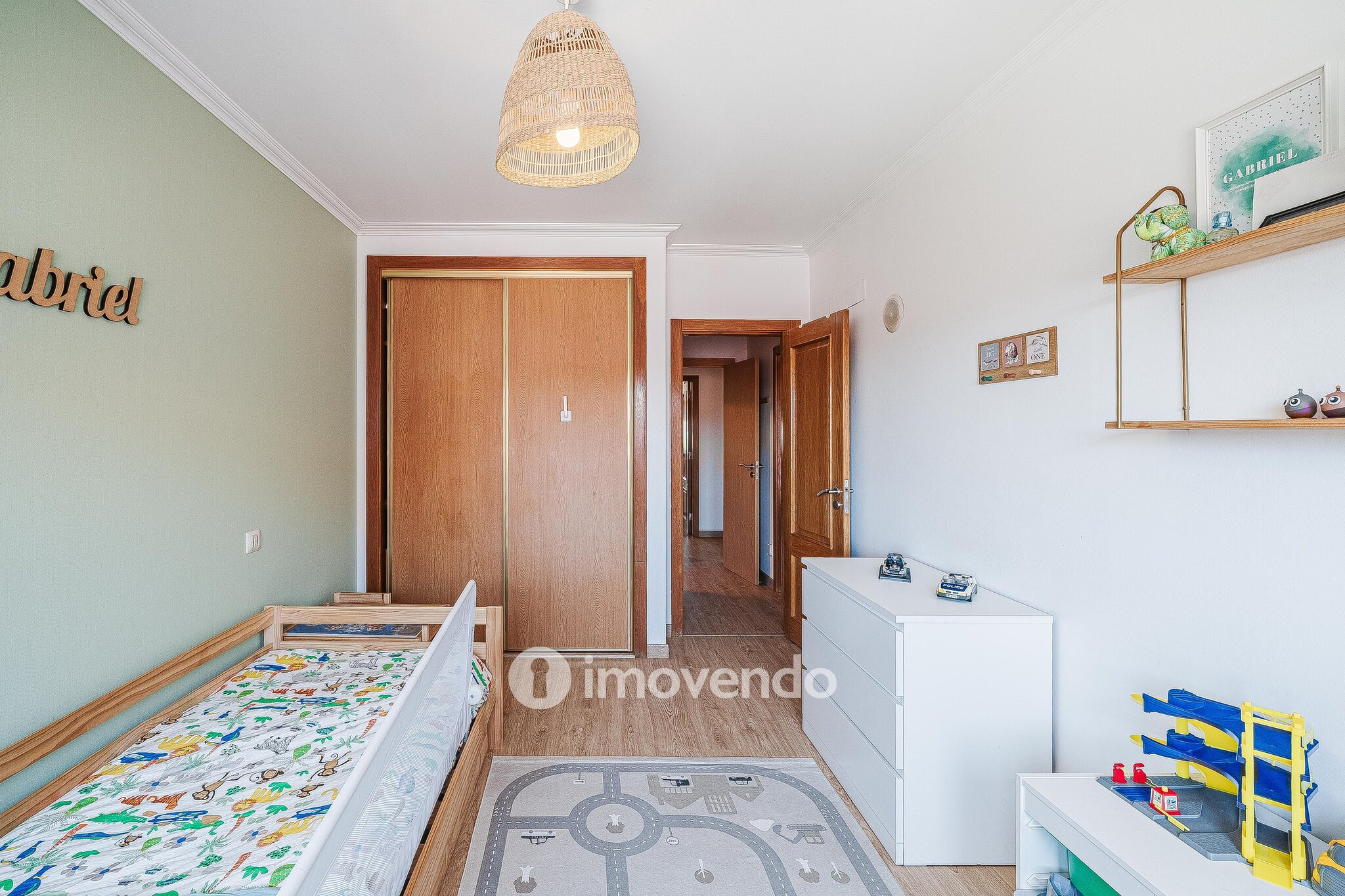 Apartamento T3 com estacionamento e cozinha equipada, em Tercena