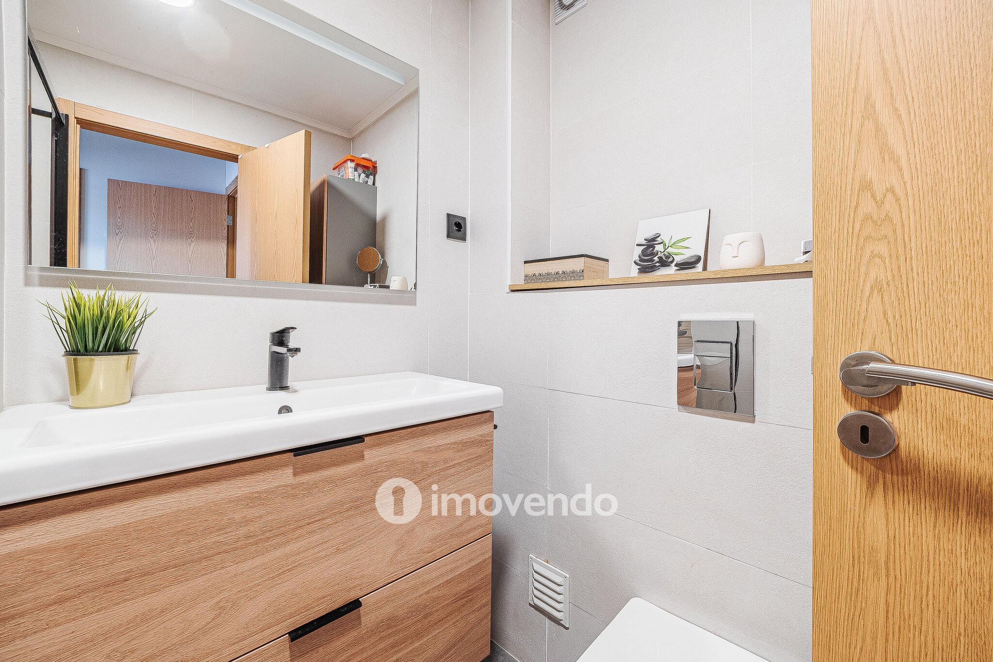 Apartamento T3 com estacionamento e cozinha equipada, em Tercena