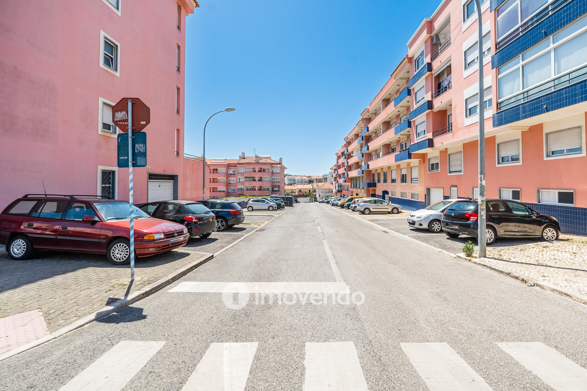 Apartamento T3 com estacionamento e cozinha equipada, em Tercena