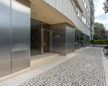 Apartamento T2, com garagem, boas áreas e vistas amplas, no Porto