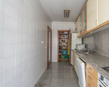 Apartamento T2, com garagem, boas áreas e vistas amplas, no Porto