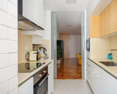 Apartamento T2 remodelado e com cozinha equipada, na Lapa, em Lisboa