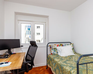 Apartamento T2 remodelado e com cozinha equipada, na Lapa, em Lisboa
