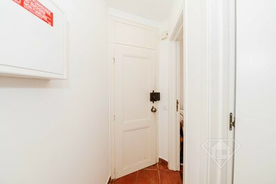 Apartamento T2 totalmente remodelado, com cozinha equipada, em Benfica