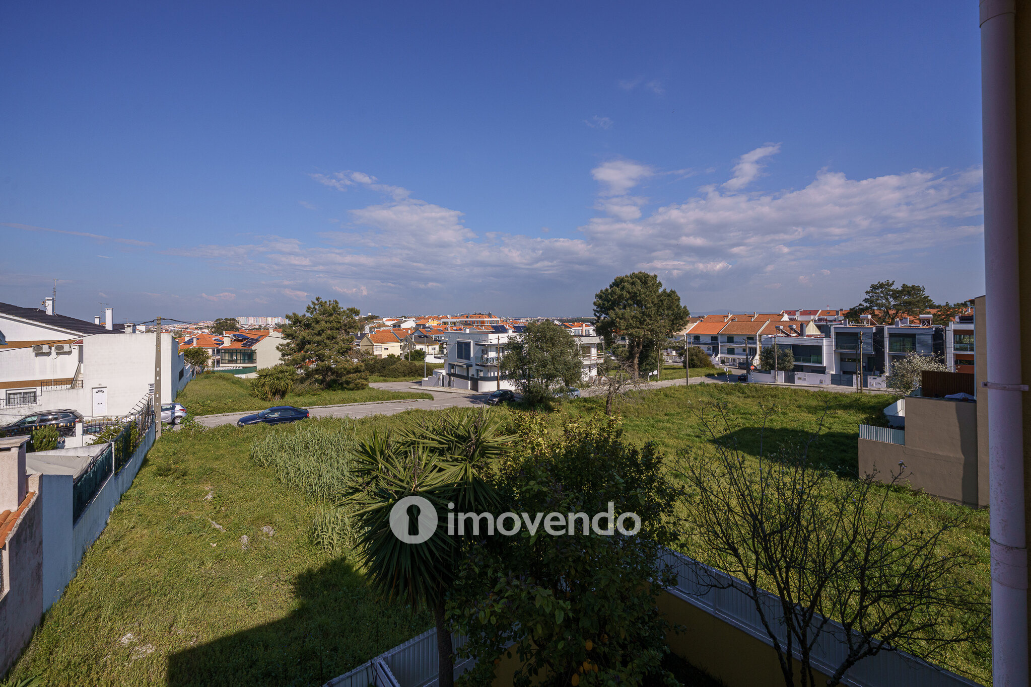 Moradia T3 com garagem e jardim, em Corroios