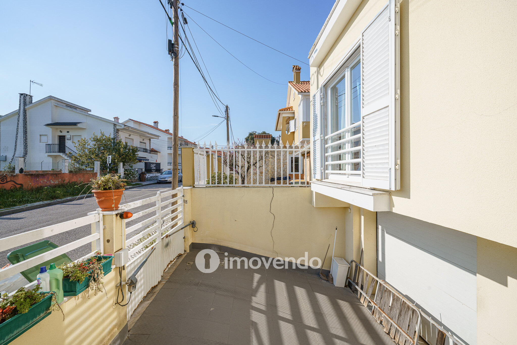 Moradia T3 com garagem e jardim, em Corroios