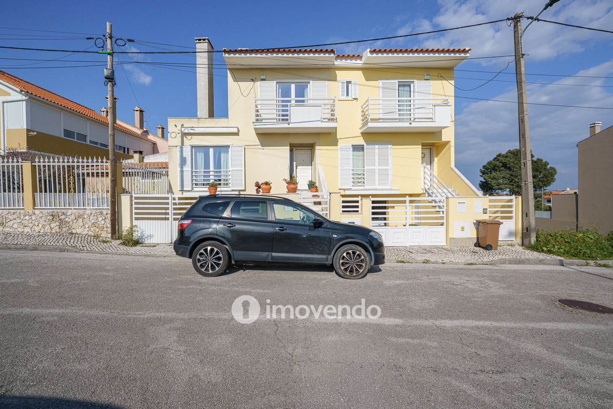 Moradia T3 com garagem e jardim, em Corroios