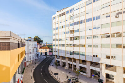 Apartamento T3 com garagem. num condomínio com piscina, na Ameixoeira